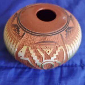 Vtg Signed Navajo Pottery Seed Pot Vase Etched BearTraditional Native Zuni NM
